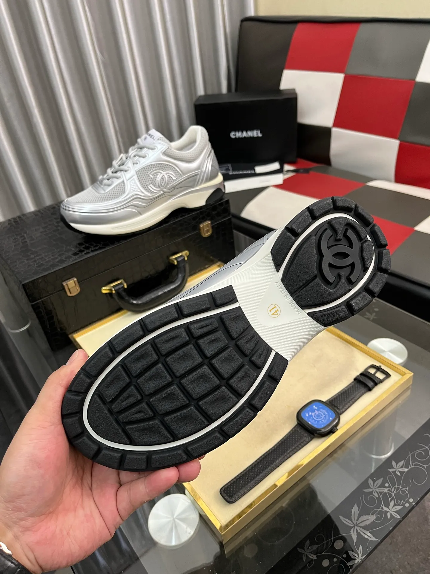 Men's shoes 💰: 620⌚️⌚️Chanel 2025C new diamond sneakers, ultra-light and comfortable casual shoes, black and white cowhide leather, versatile white shoes, you can't go wrong with the style, cow suede➕down cloth contrasting color combination, fresh and full of vitality, logo embossed on the side, very delicate on the foot, original customized material for the upper, original outsole Upper: Cow suede➕Down cloth/black and white full cowhide Lining: Sheepskin Sole: Open-molded TPU outsole Size: 35-44